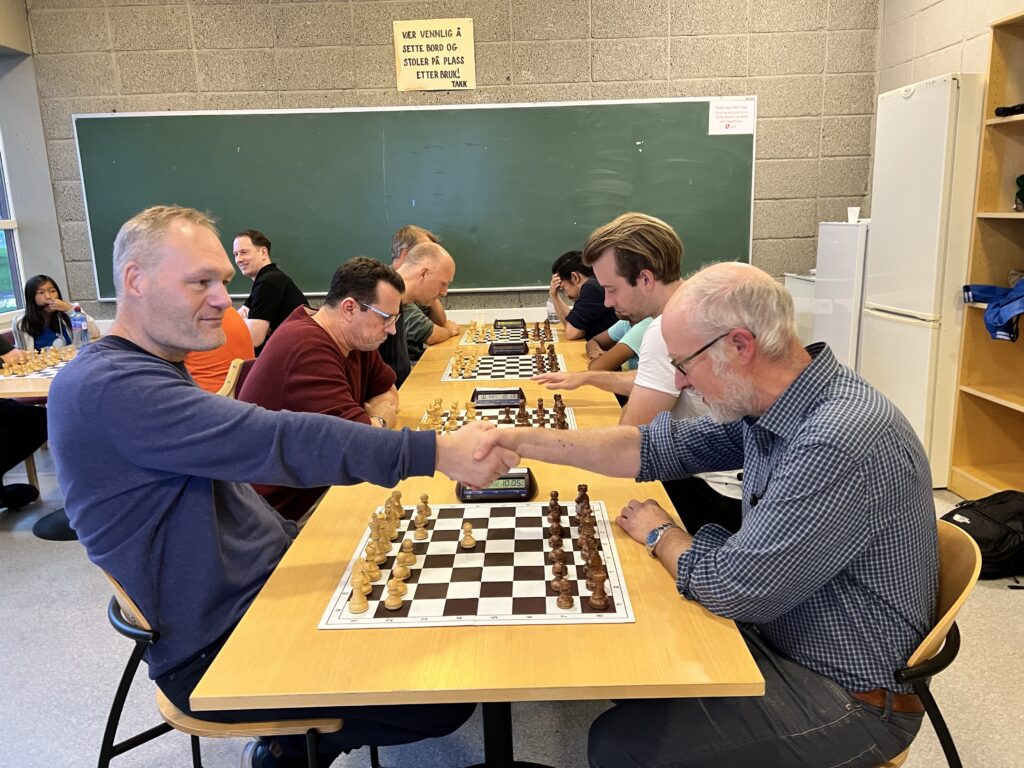 Siste runde starter, med Fredrik og Terje på toppbordet. (Foto: Thomas P.)